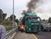 بالفيديو: حريق في شاحنة قرب مدينة الرملة دون وقوع إصابات 